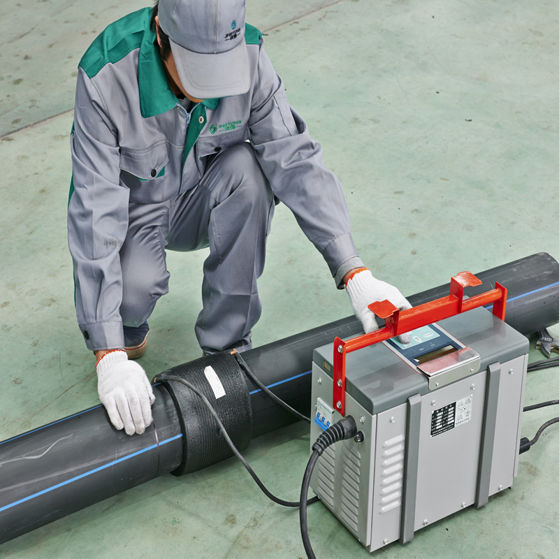 其内外层以高密度聚乙烯为基体,并经过热熔胶复合经连续挤出成型的