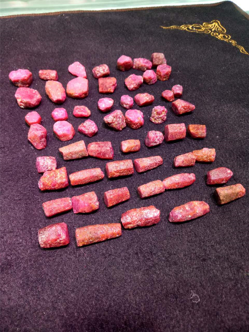 天然红宝石 红刚玉原石 可做戒面 吊坠 如图所示需要联系