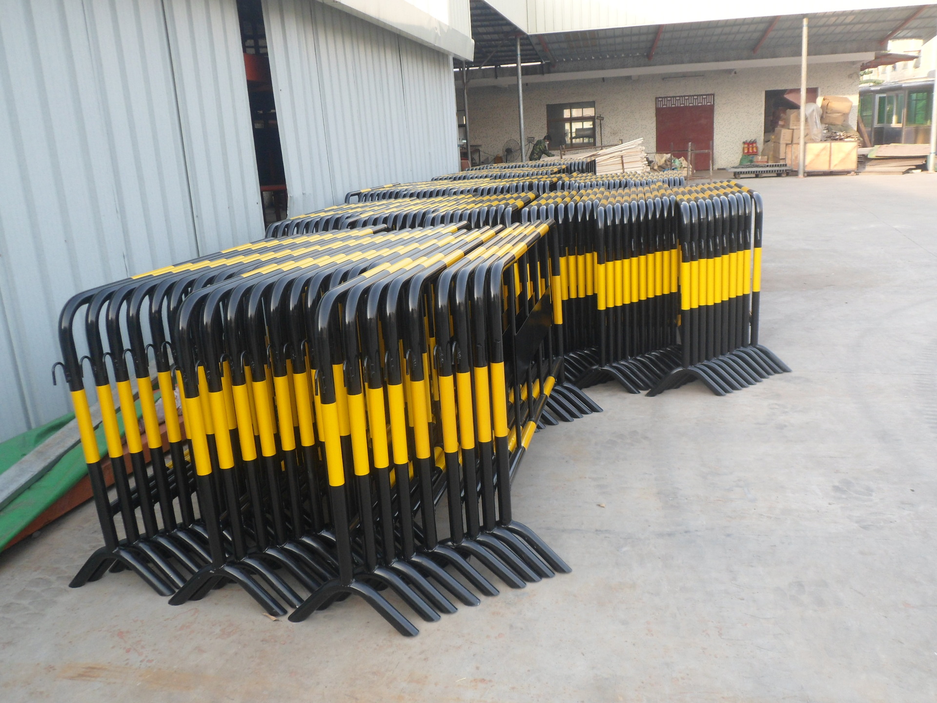 施工护栏黄黑铁马护栏镀锌管铁马生产租赁