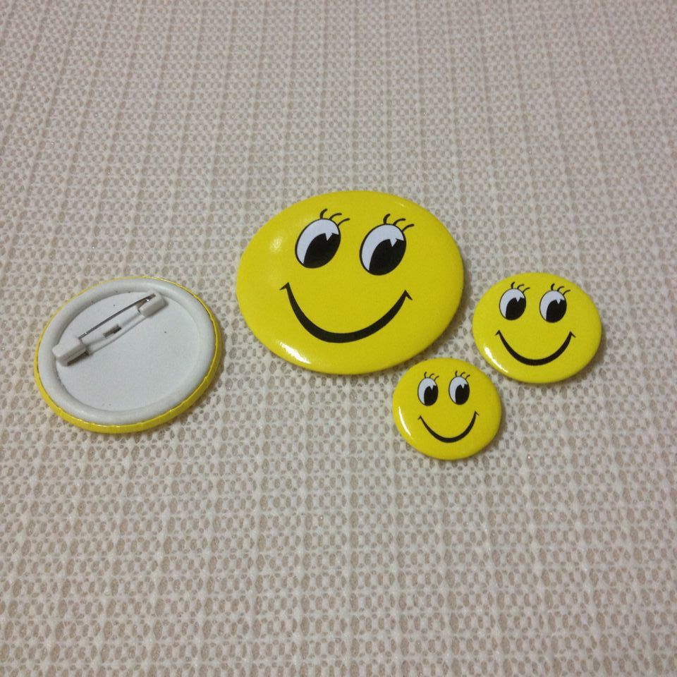 大眼睛笑脸胸章 笑脸胸章胸牌 卡通儿童胸针2.5cm3cm4.5cm5.8cm