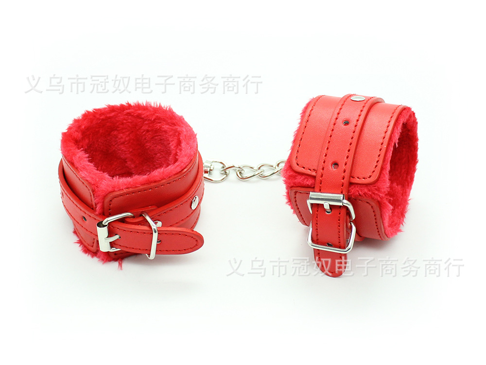 厂家现货供应成人情趣性用品爱情毛绒手脚铐另类玩具手脚束缚调教