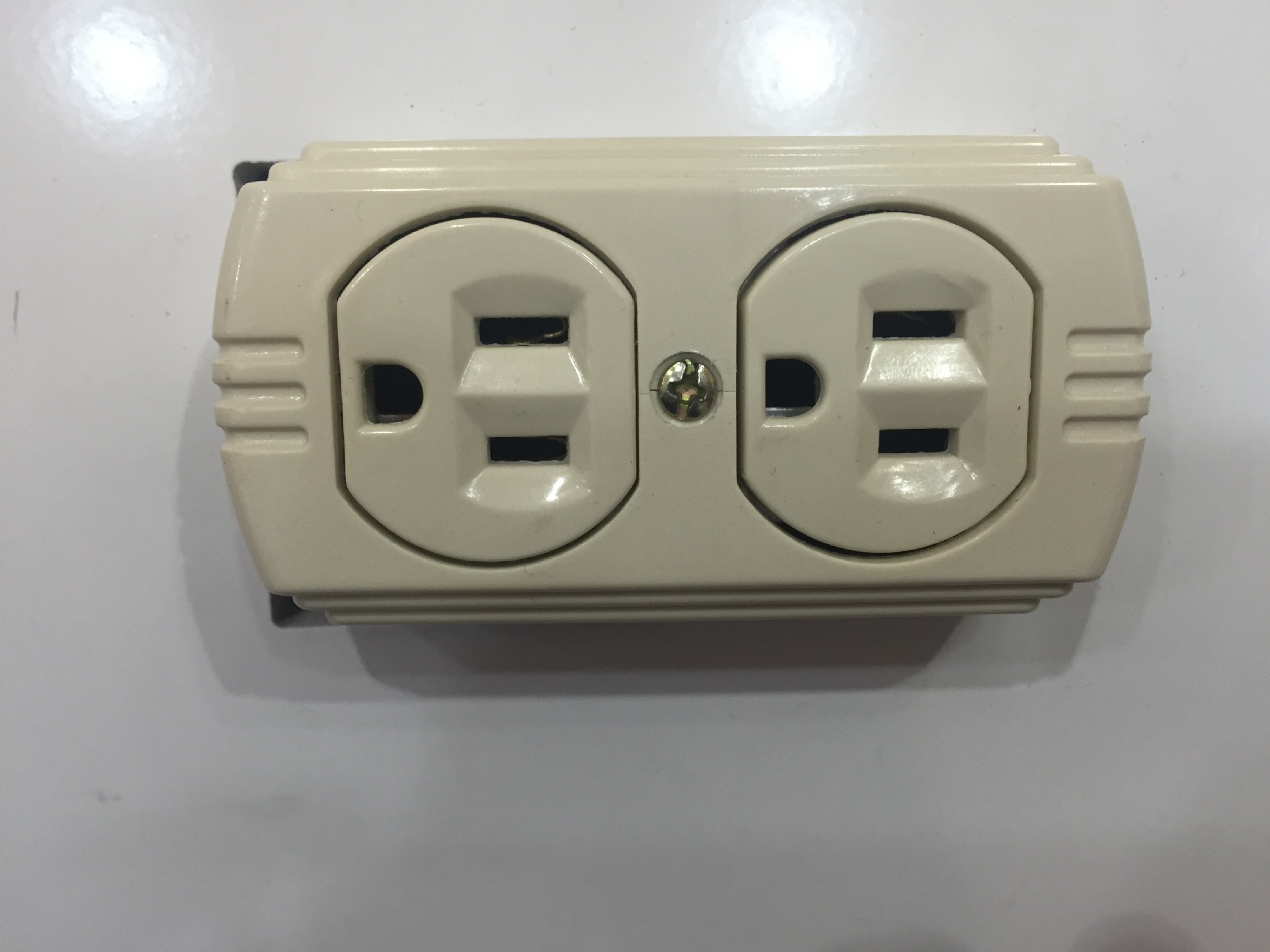 供应美式胶木六孔插座 u07插座