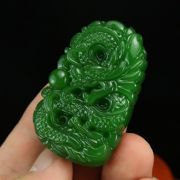 和田玉龙牌吊坠工艺品碧玉菠菜绿游龙戏珠玉牌挂件碧玉生肖龙玉牌