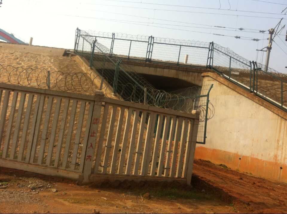 云桂铁路上用的刺丝滚笼防护栅栏金属网片规格,图纸?