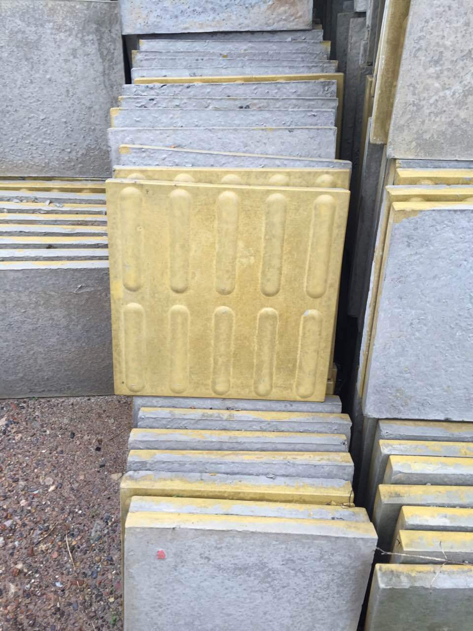 人行道地铁黄色混凝土盲道砖批发 方形盲人道路砖导盲砖定制