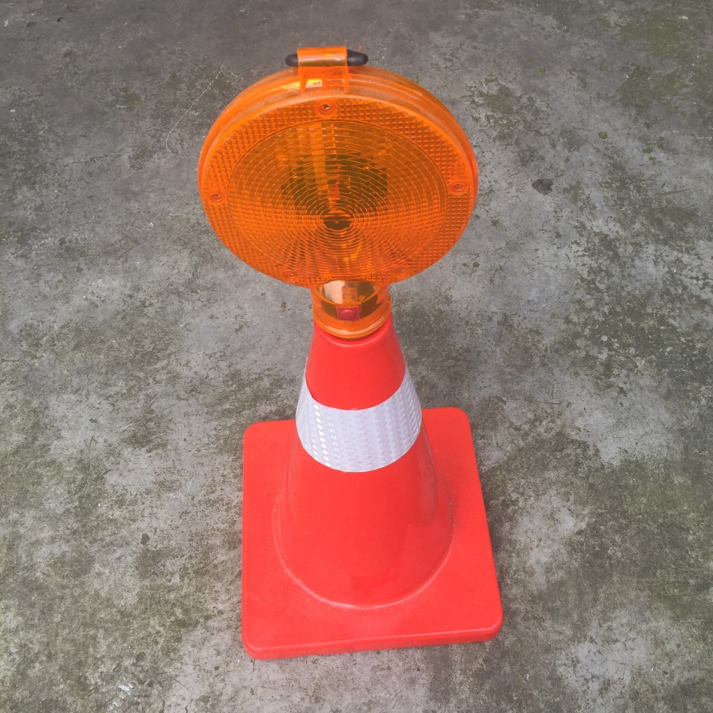 led交通警示灯 道路施工梅花灯 安全路障闪灯猫眼灯 手持警示灯