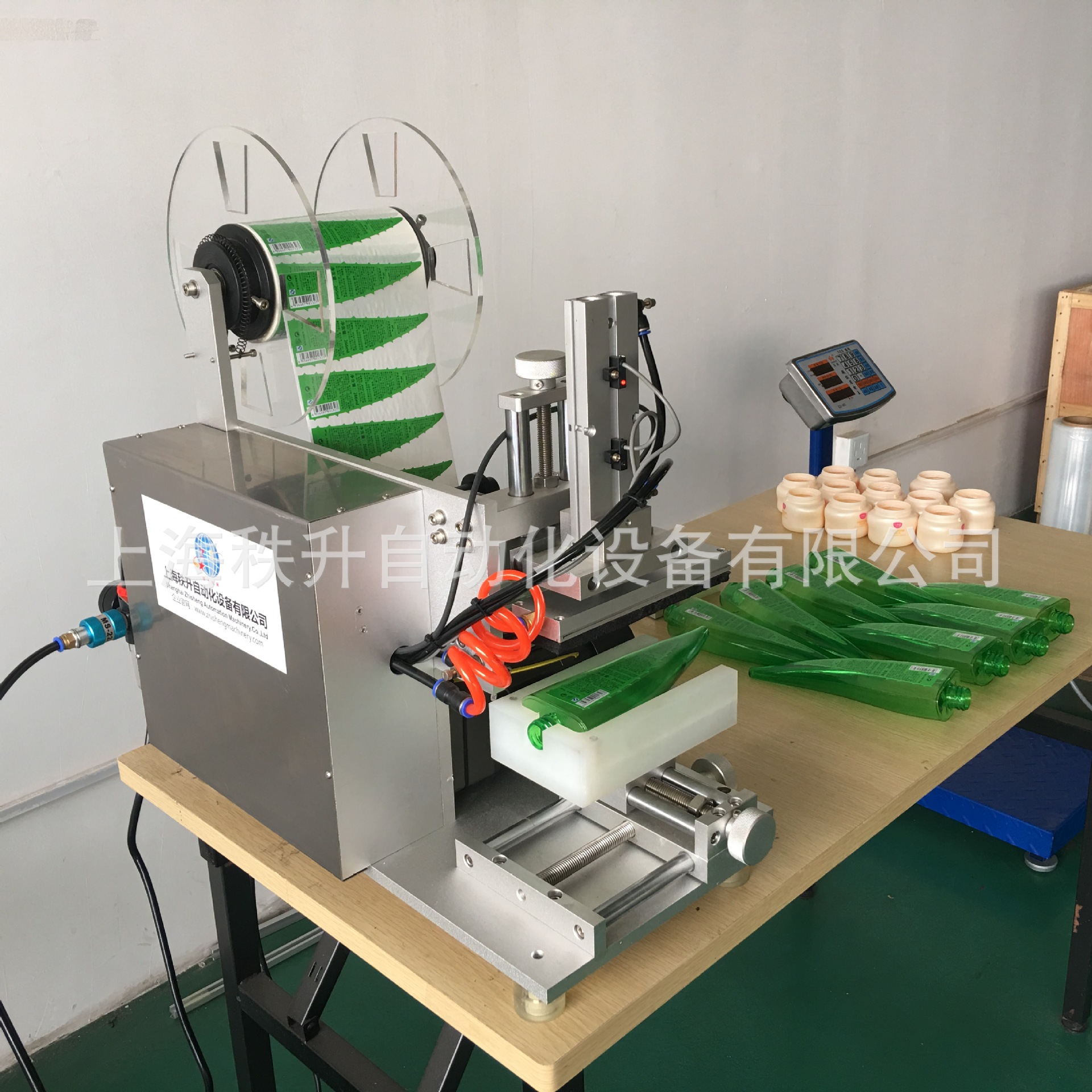 异形瓶半自动贴标机 脚踏式贴商标机 简易型贴标签机器