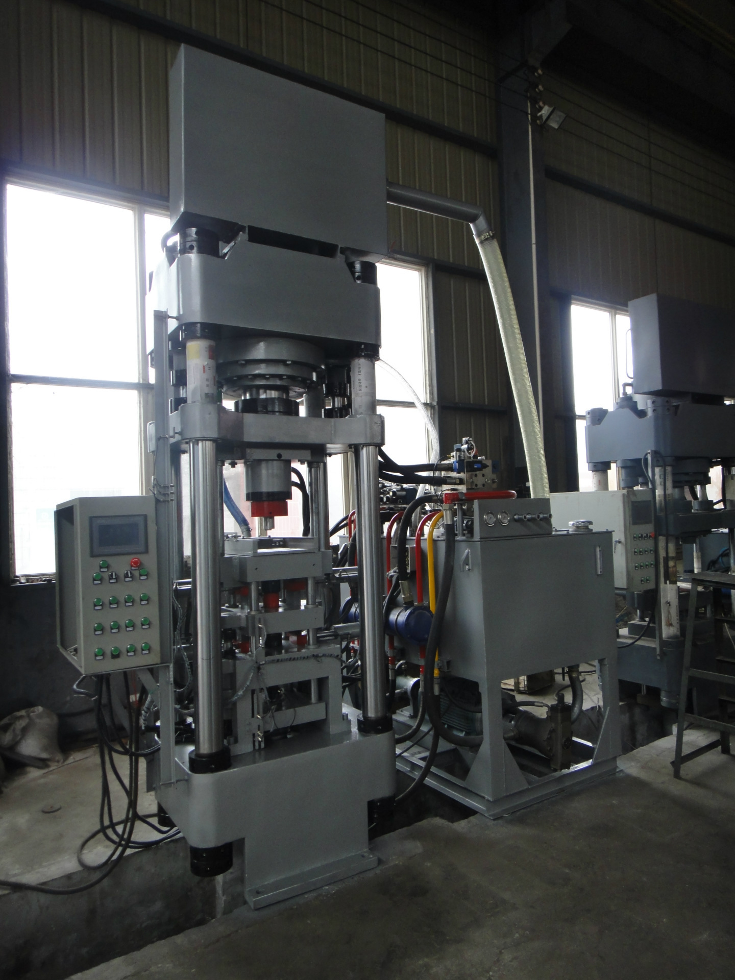 郑州鑫源厂家专业生产粉末冶金成型机s性能稳定价格优惠