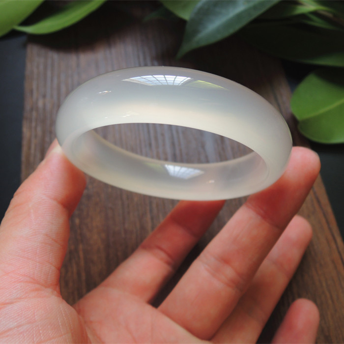 天然巴西5a级白玛瑙玉髓手镯 女款加厚版玛瑙玉髓镯子