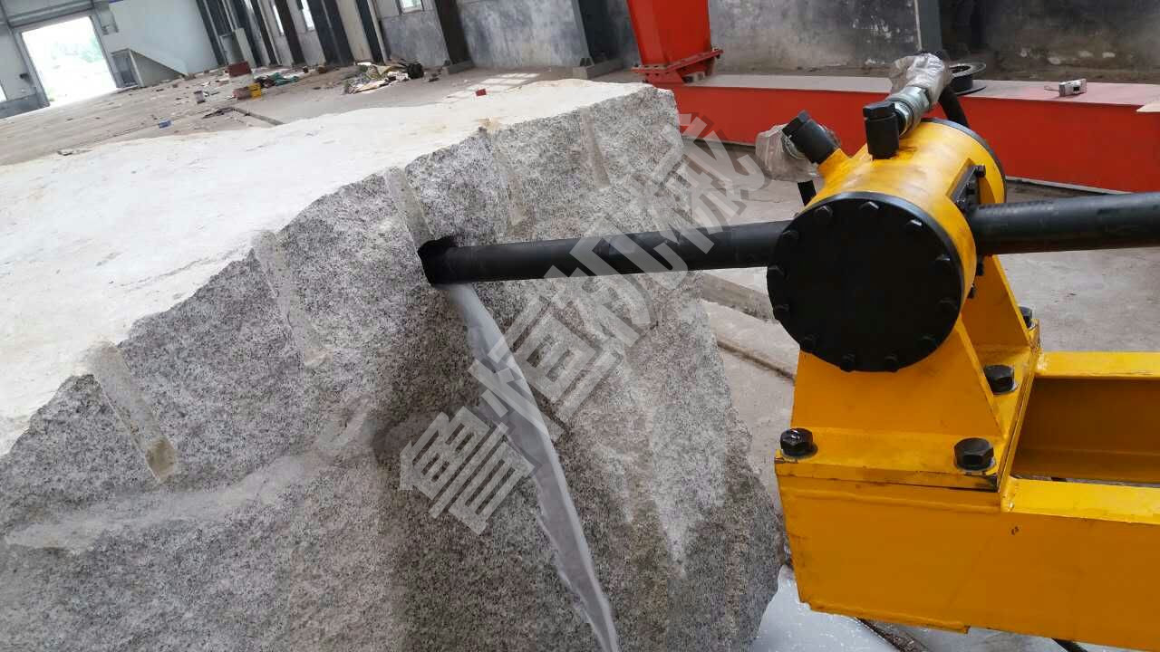 4,zdy1250液压钻机动力头回转主轴采用通孔结构,钻杆长度不受给进