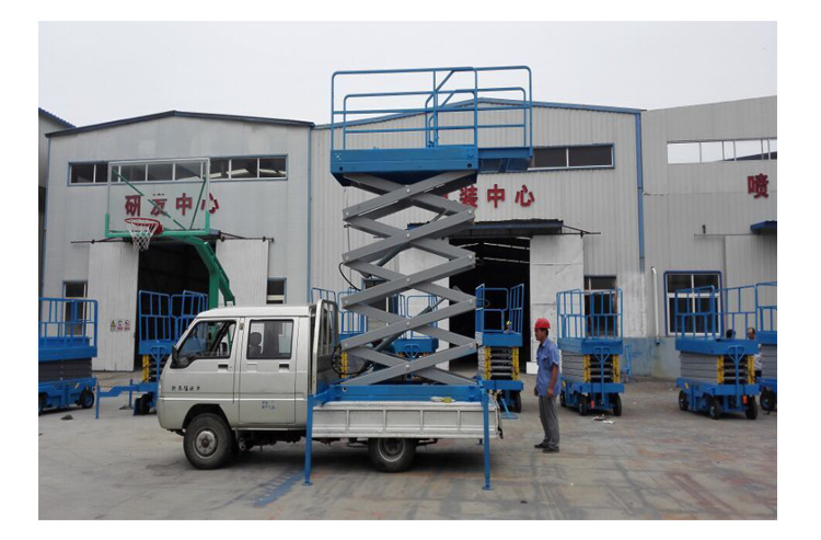 采用汽车底盘做平台底架,利用汽车发动做动力,既可行驶又可驱动升降机