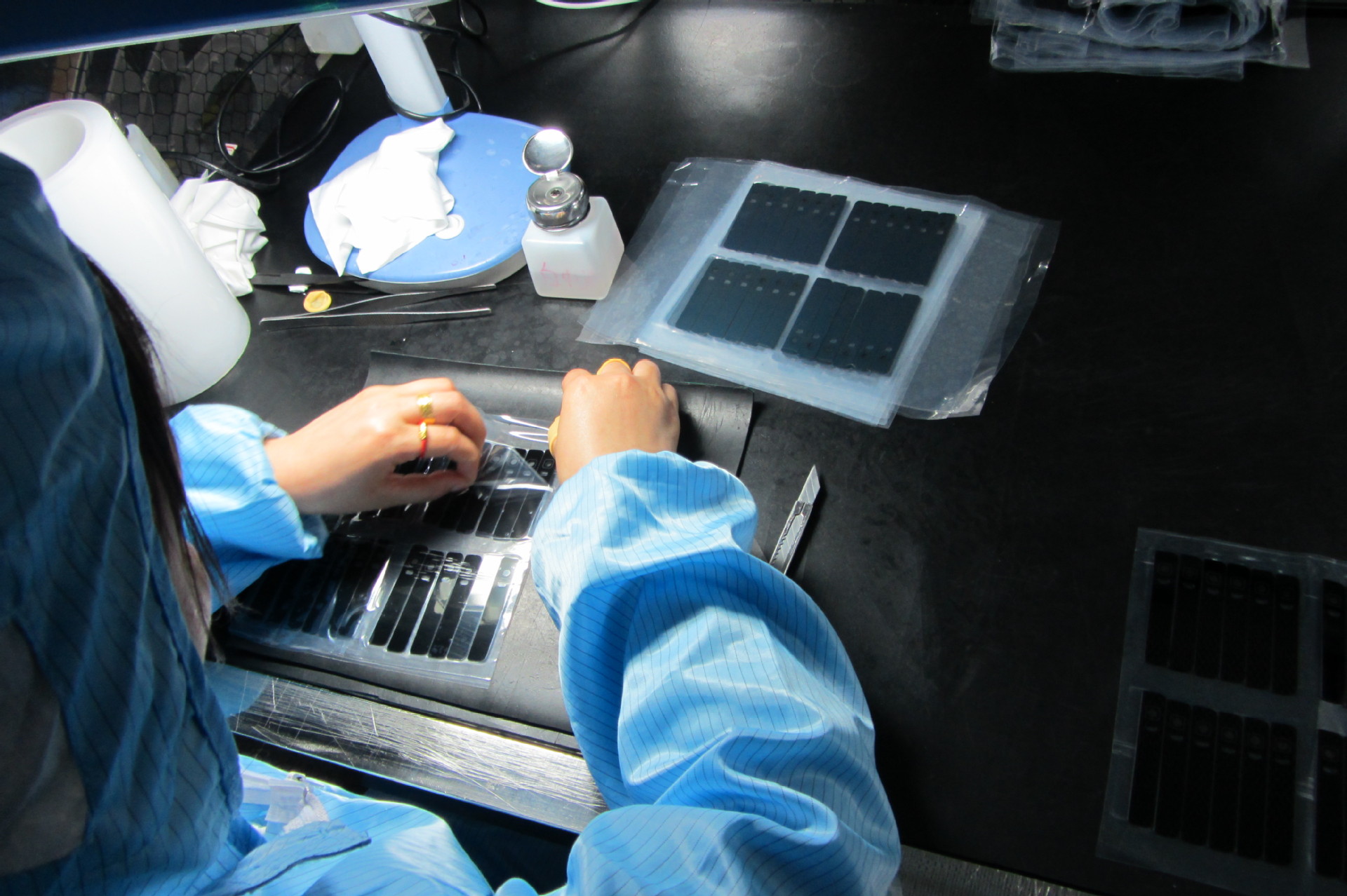 引进多台配置优良,工艺稳定的真空镀膜设备和拥有一千级净化车间,专业