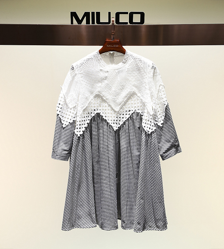 miuco女装2016春季新款白色镂空蕾丝拼接格纹a字娃娃裙宽松连衣裙