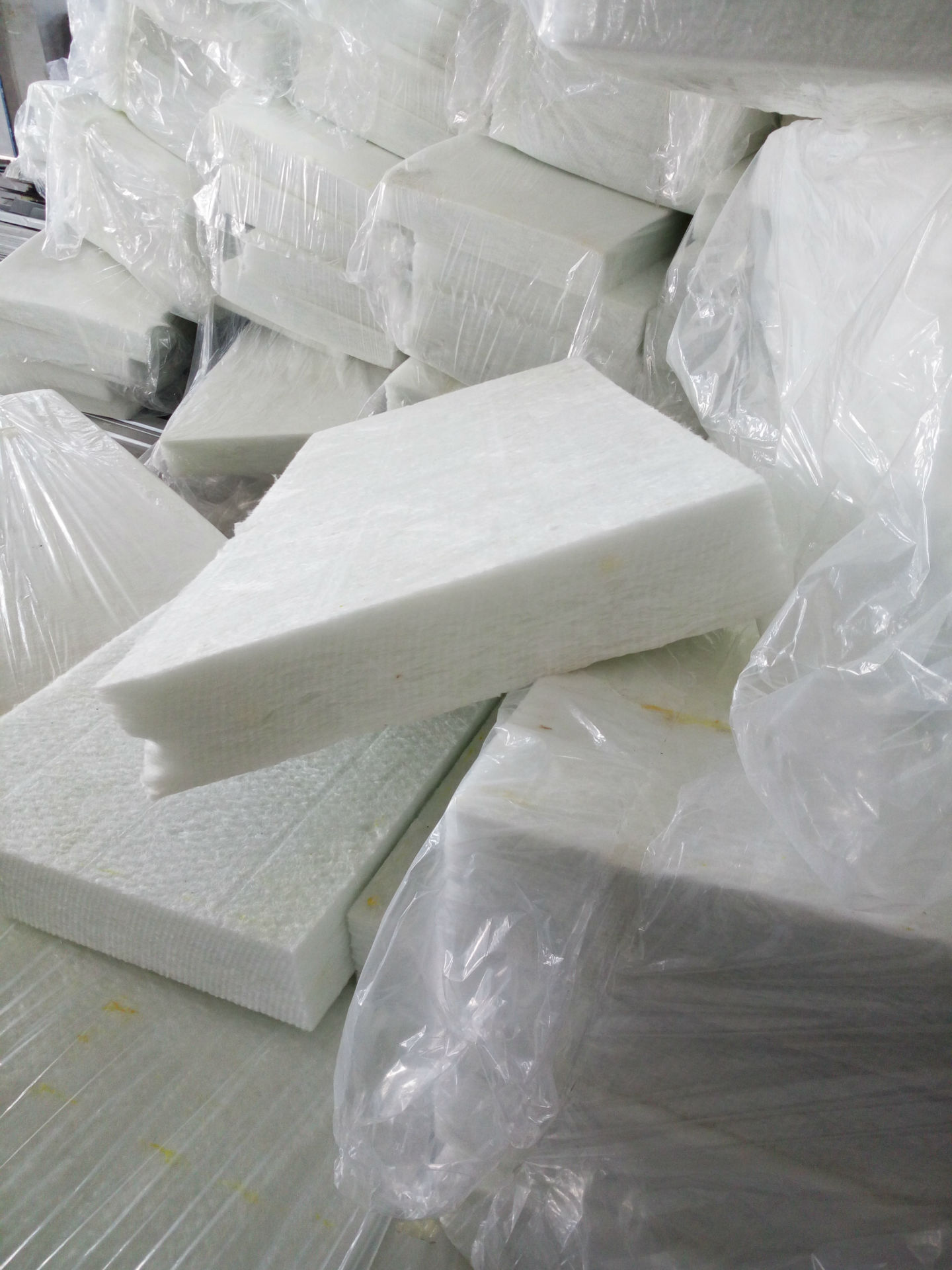 白色无甲醇平板玻璃棉玻璃纤维棉防水材料防水材料玻璃棉板