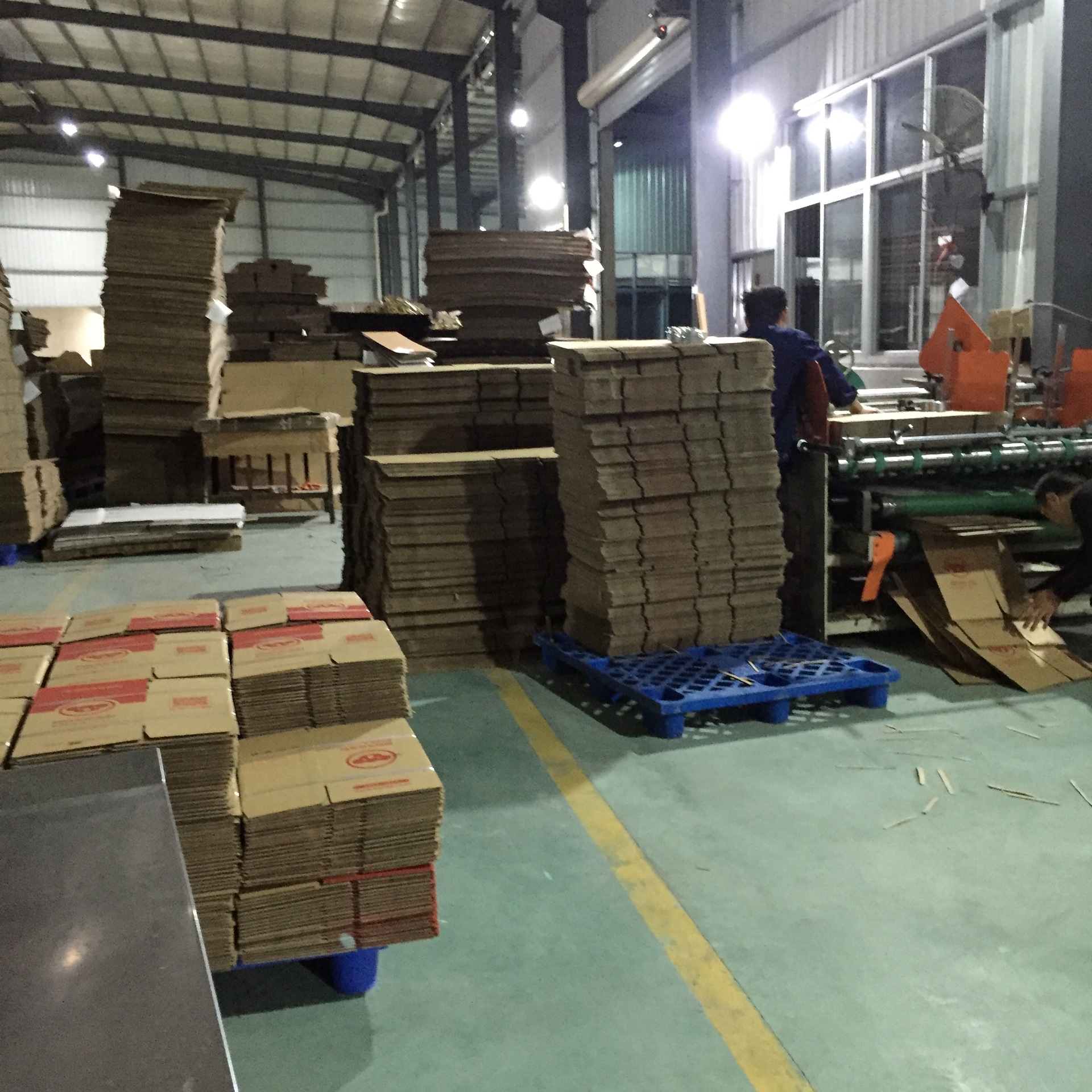 网易考拉快递箱顺丰箱三色印刷机瓦楞纸盒工厂定制