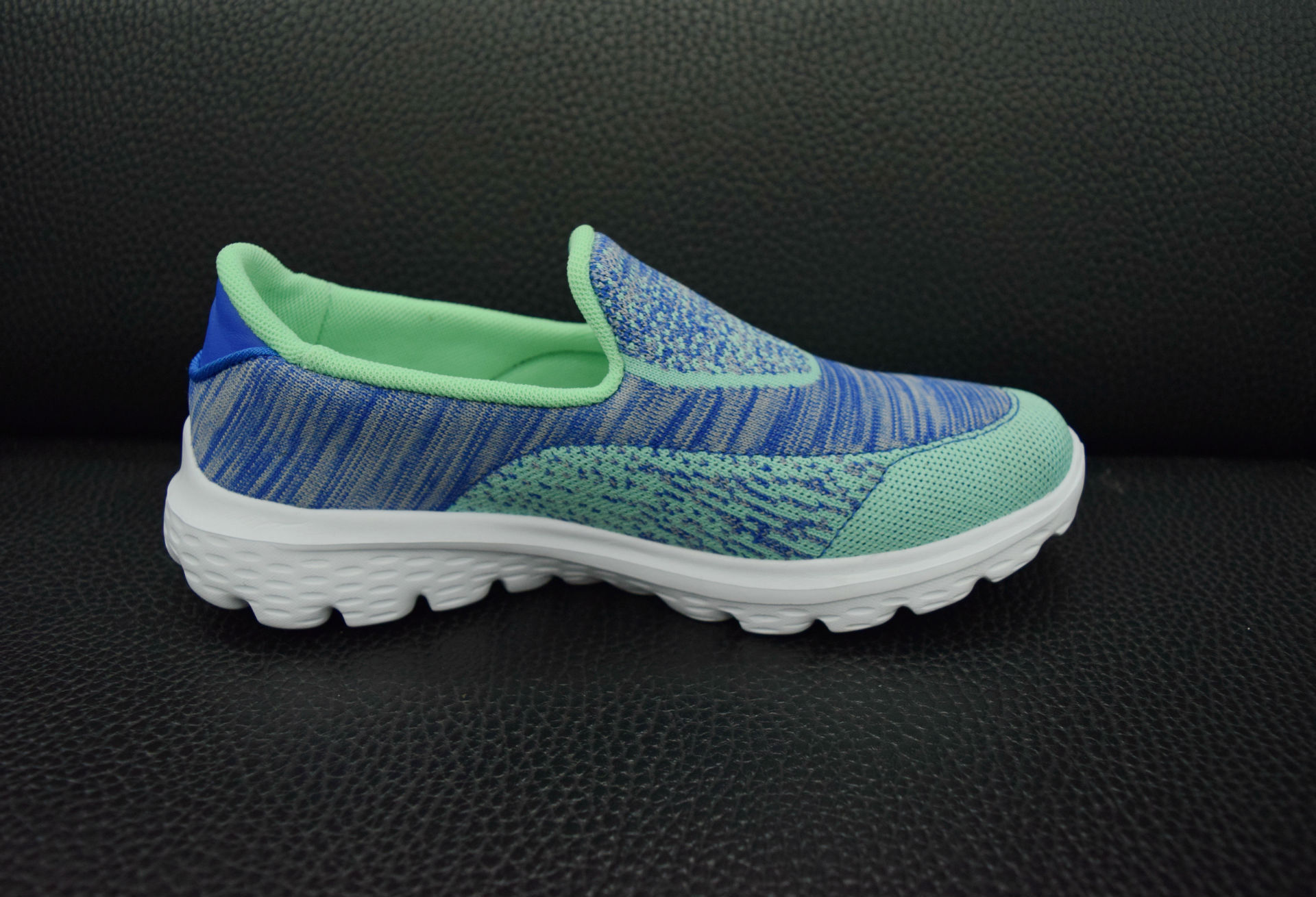 成品鞋生产企业只要购买鞋底,就可以将其直接粘合成为一双完整的鞋子