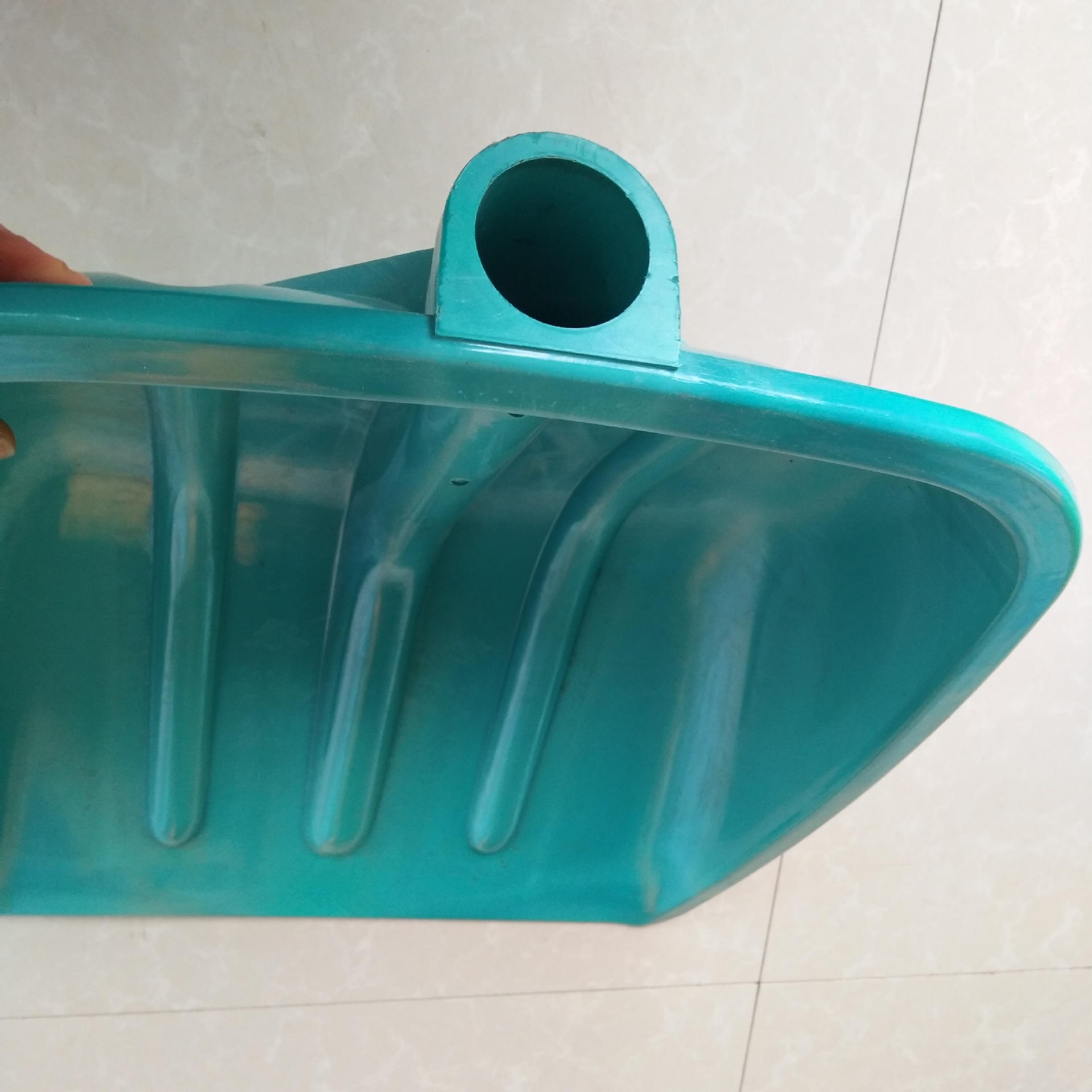 厂家直销 扬谷物 除雪专用汽车压不破新款聚碳钢化中号蓝色塑料掀