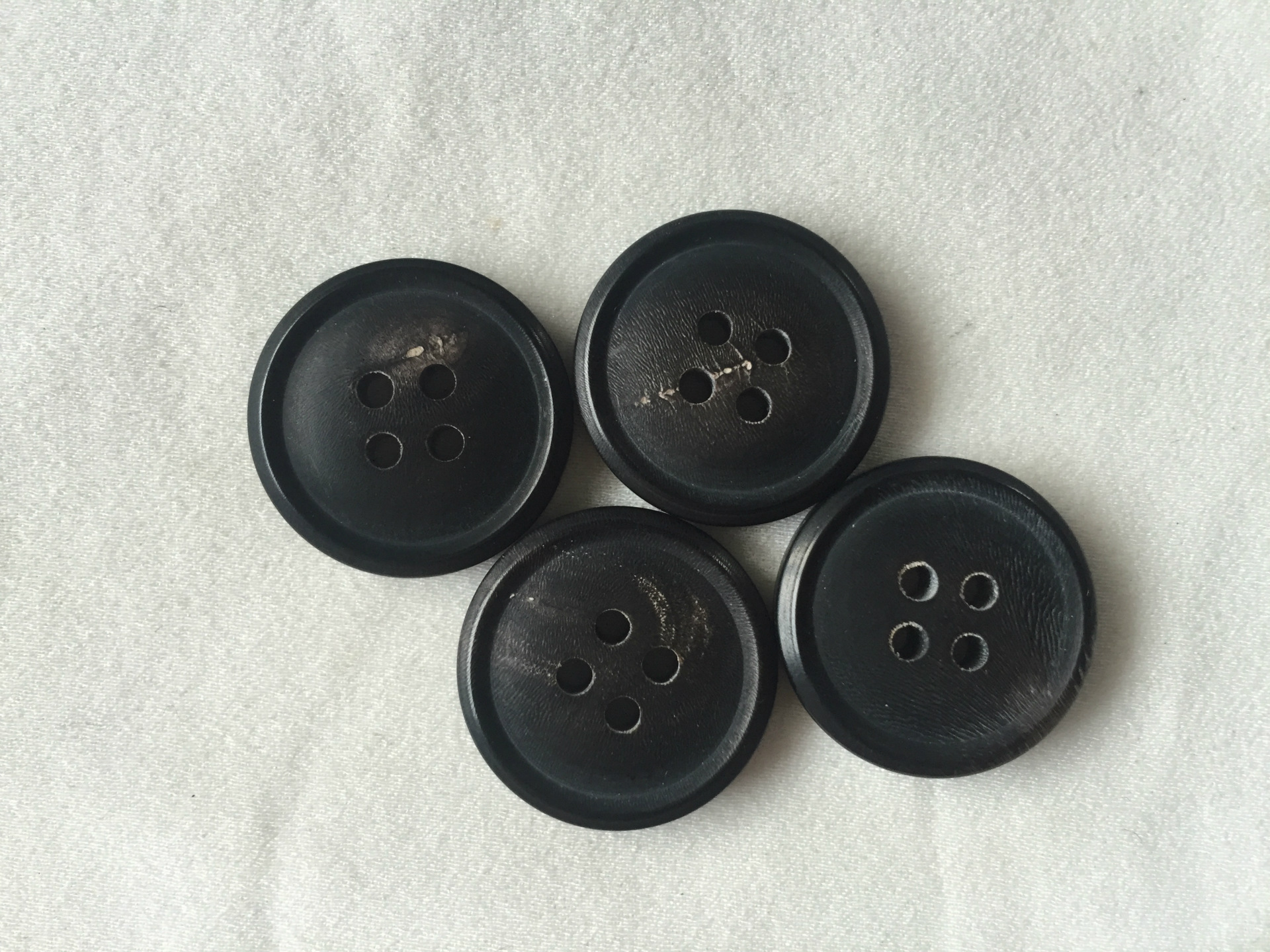供应20mm细边四眼黑色凸面真牛角扣犀牛角扣高档风衣纽扣