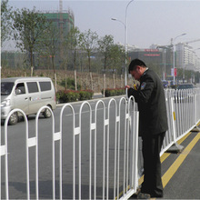 特价供应防锈镀锌管道路隔离护栏发货交通护栏厂家
