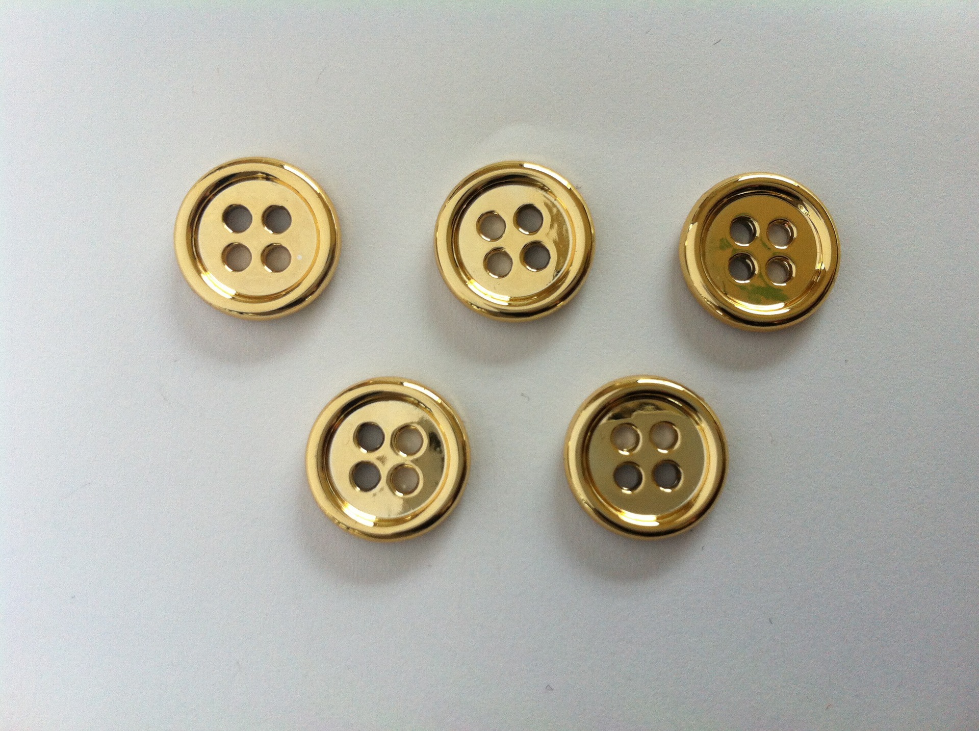 供应125mm细边四眼电镀金色塑料纽扣