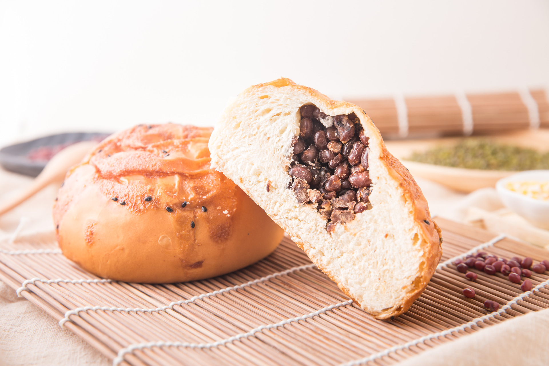 豆豆面包热加工烘烤类好吃红豆馅面包 阿奈-糕点类