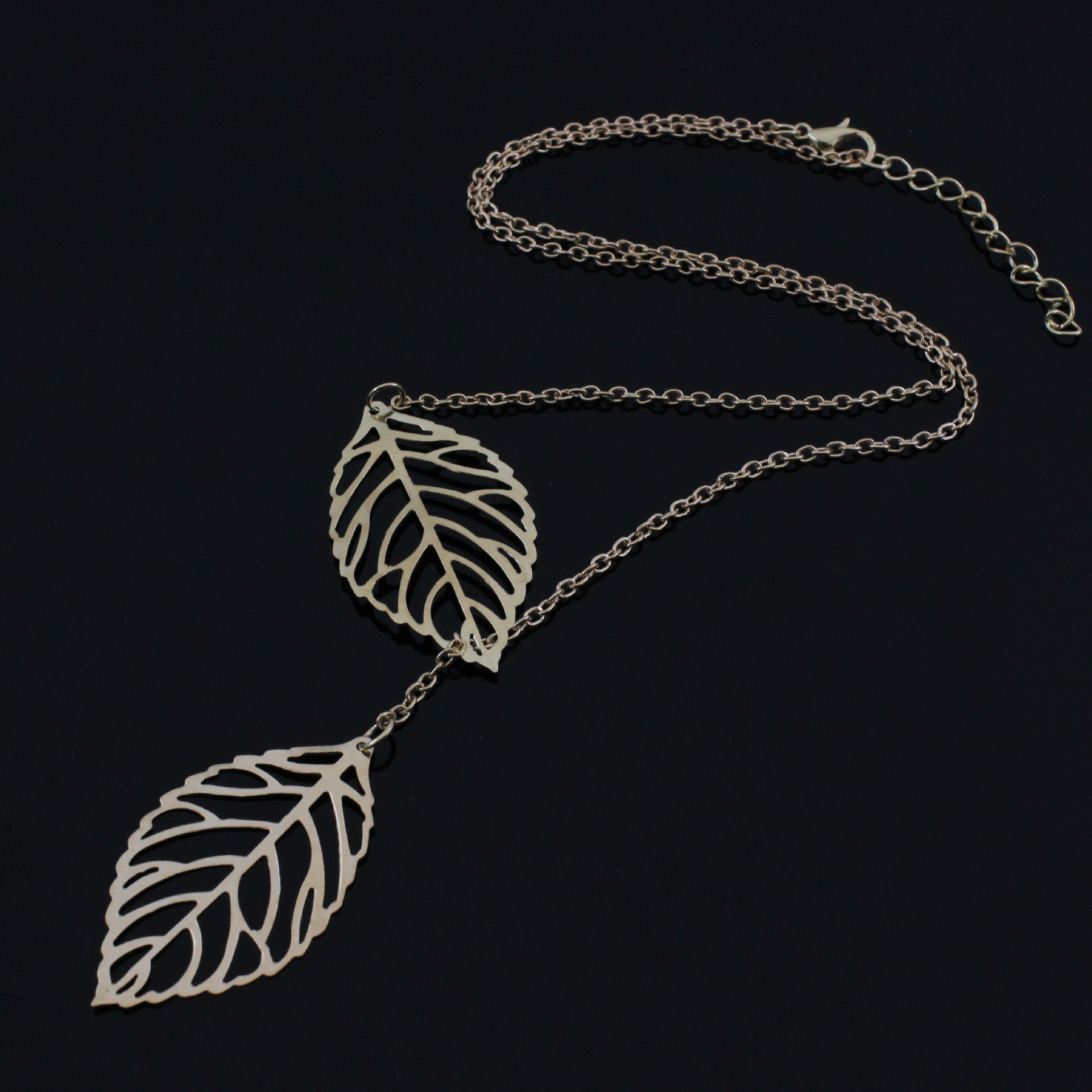 厂家直销欧美时尚新款简约流行镂空叶子树叶项链锁骨链毛衣链批发