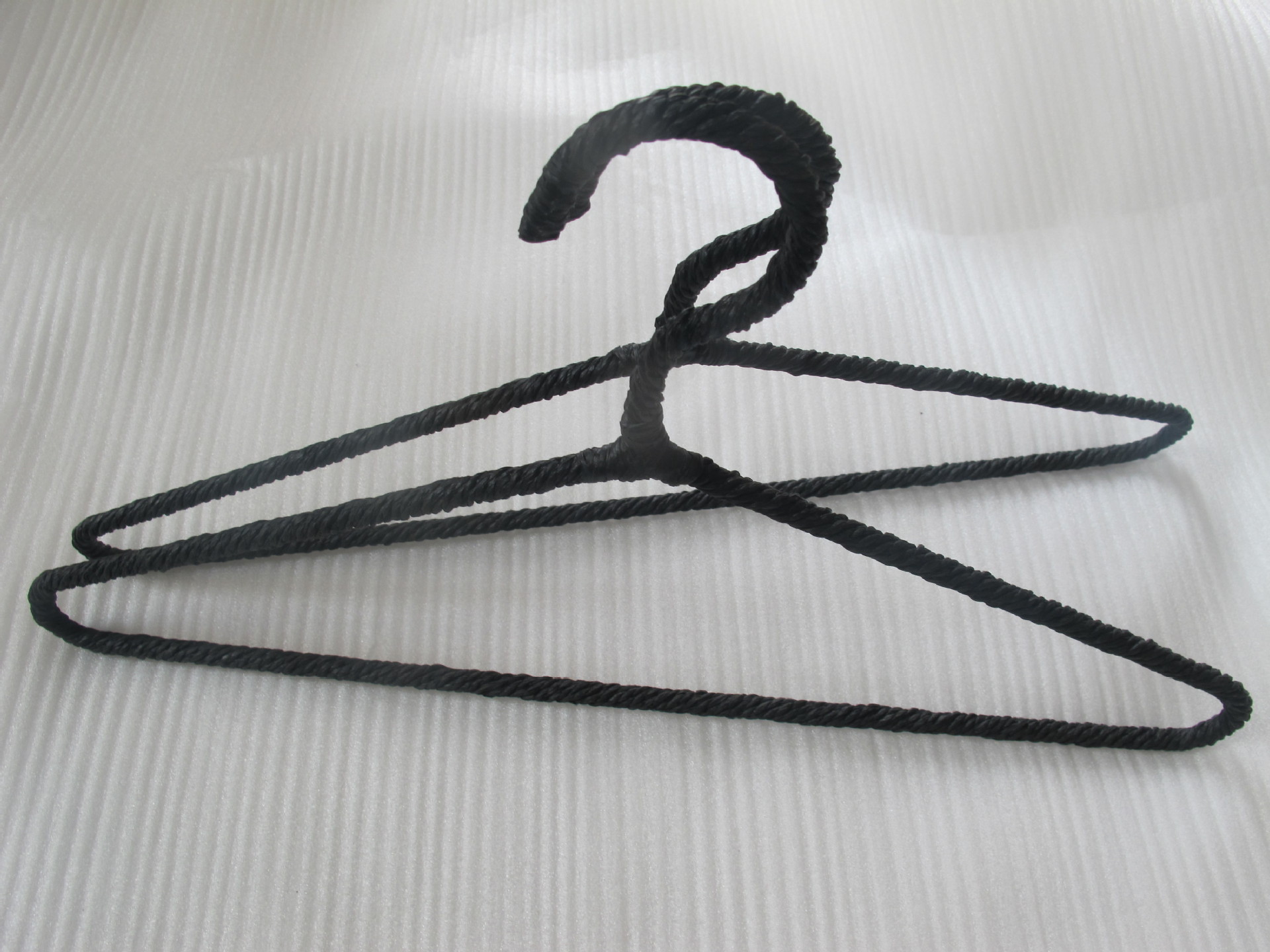 服装店衣架_黑色纸绳三角形衣架 晾衣架 简单实惠休闲 服装店批发 - 