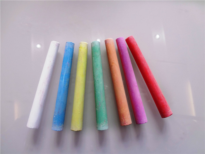 应城市无尘粉笔圆柱形白色粉笔 8厘米长1厘米直径粉笔 厂家直销