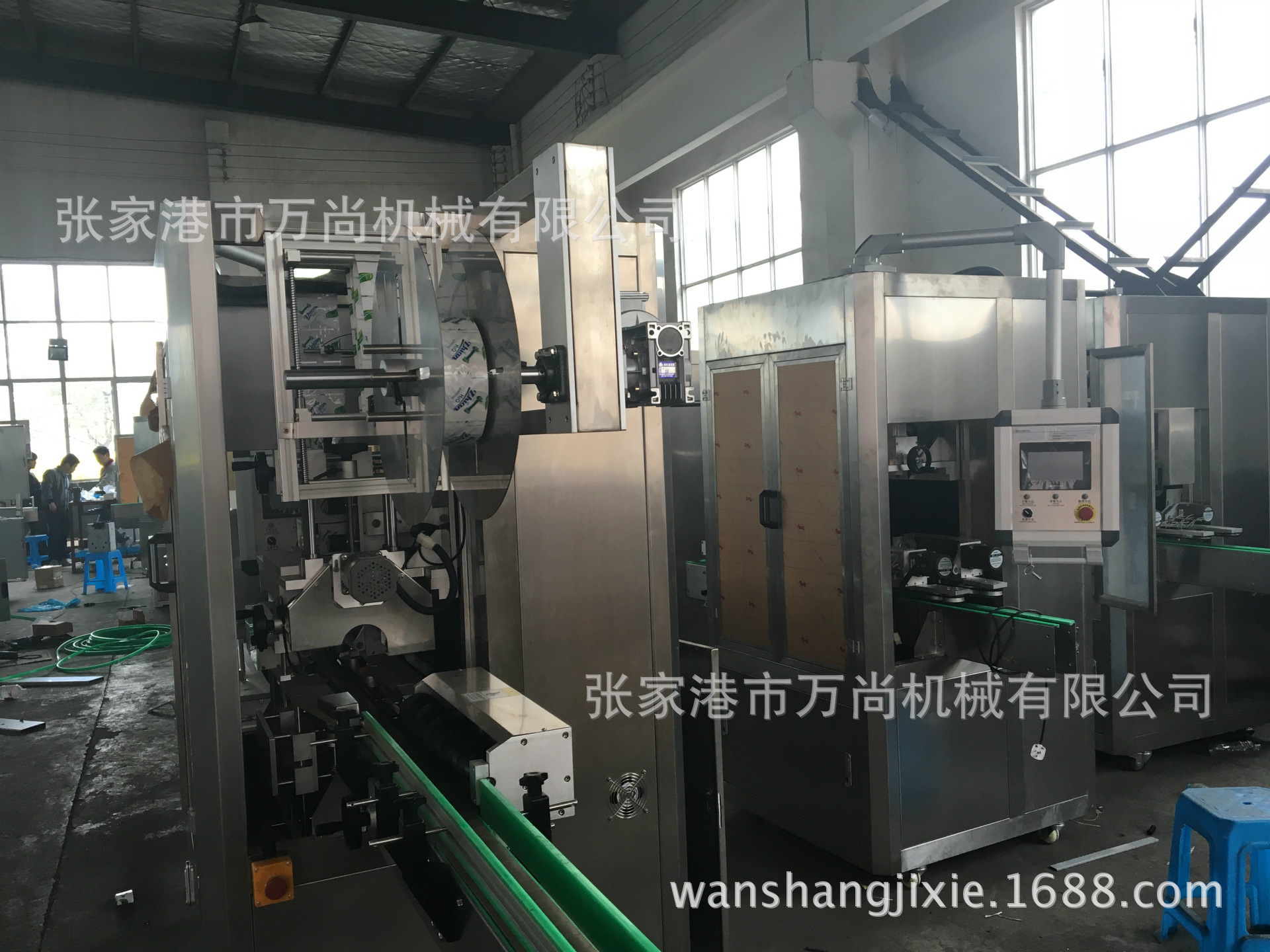 全自动套标机 矿泉水高速蒸汽收缩标设备 饮料生产线套标机