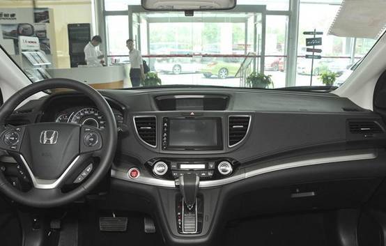 cr-v的内饰到没有太大惊喜的地方,看起来挺舒服的,中控面板上