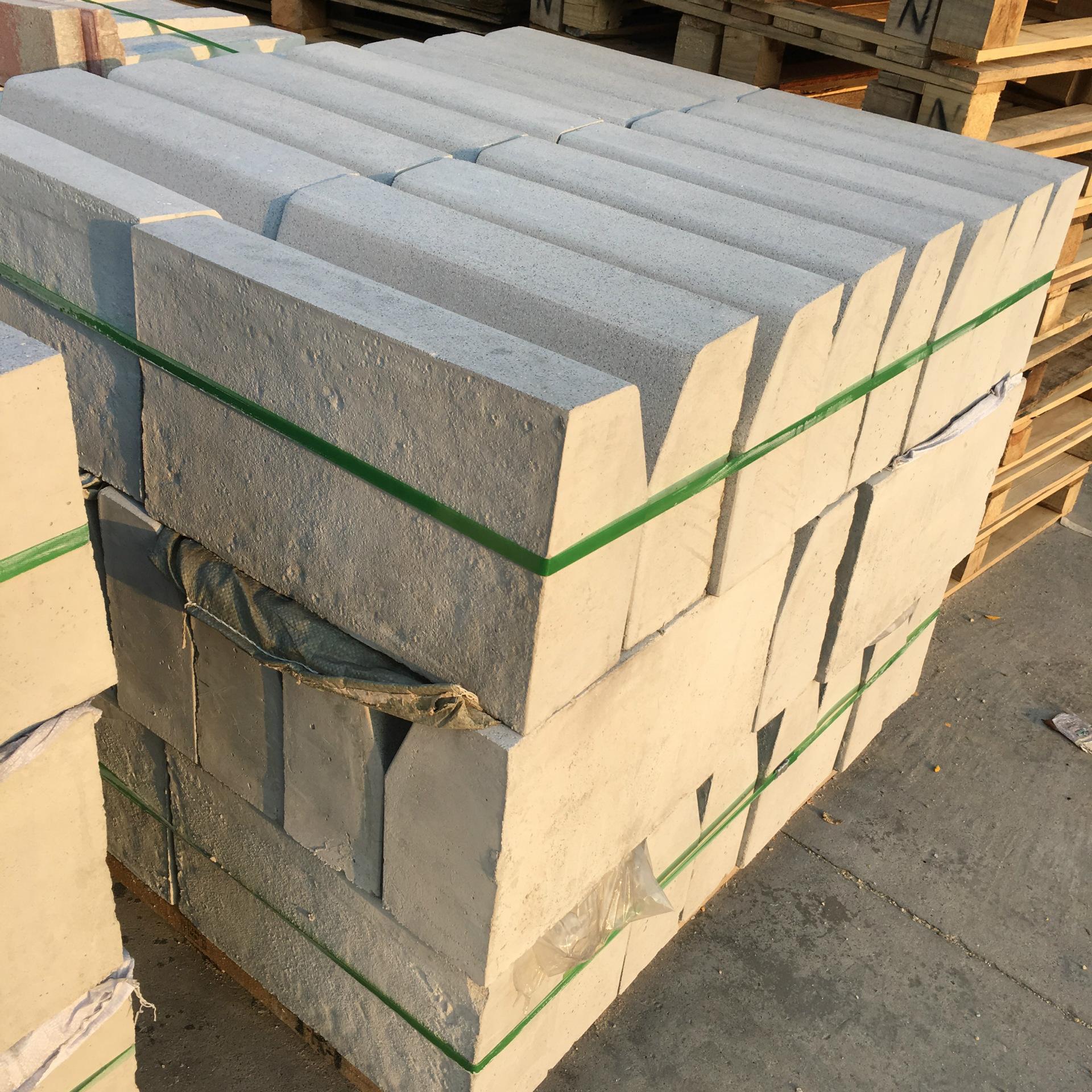 广州厂家直销仿花岗岩路缘石 混凝土路侧石 路岩石水泥砖现货供应