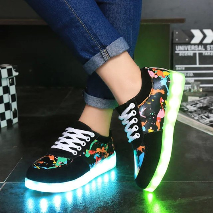 厂家直供七彩11模式七彩发光鞋LED灯USB充电男女情侣款涂鸦板鞋