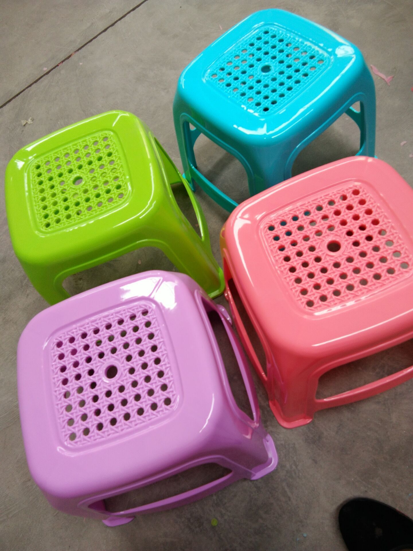 厂家直销高低塑料凳子环保实用塑料凳批发加厚家用塑料小凳子