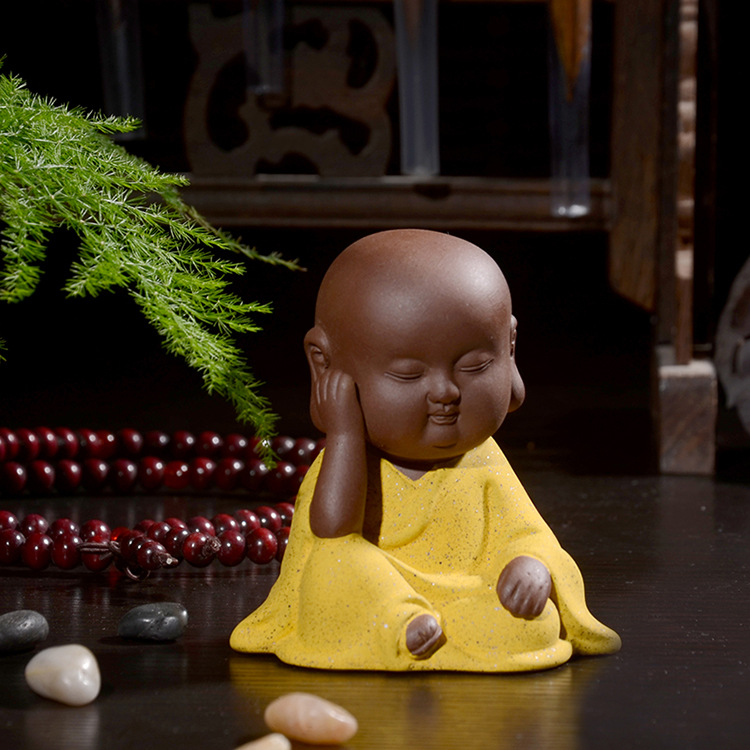 工艺品陶瓷小和尚汽车公仔批发陶瓷摆件茶宠创意加工小沙弥礼品