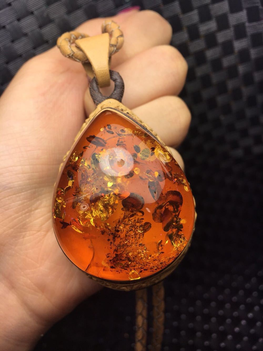 天然正品波罗的海爆花时尚琥珀花珀女款吊坠 真皮包镶嵌一图一物