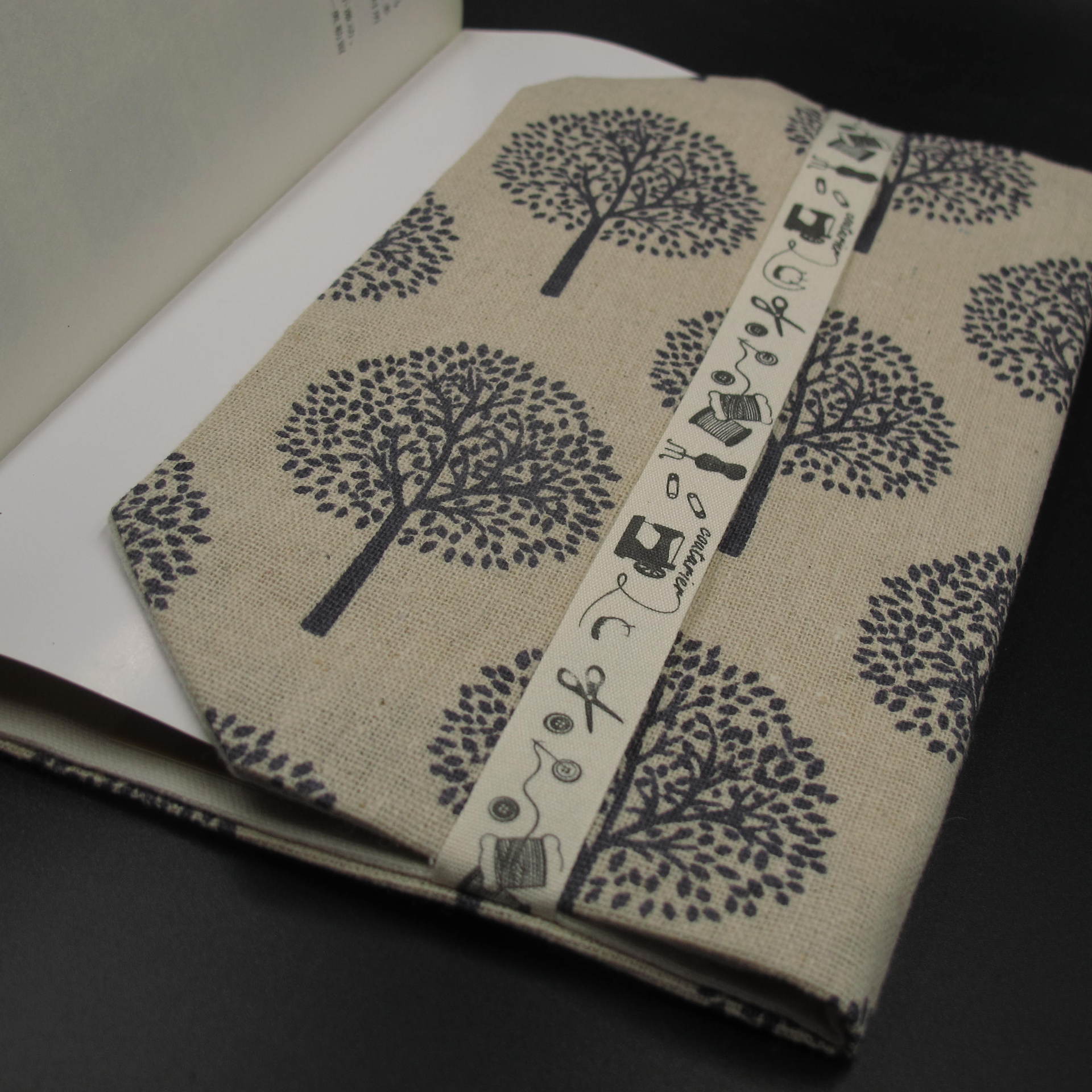 双层加厚设计,可升缩调整书套,手感优质【推荐原因】纯手工麻布印花