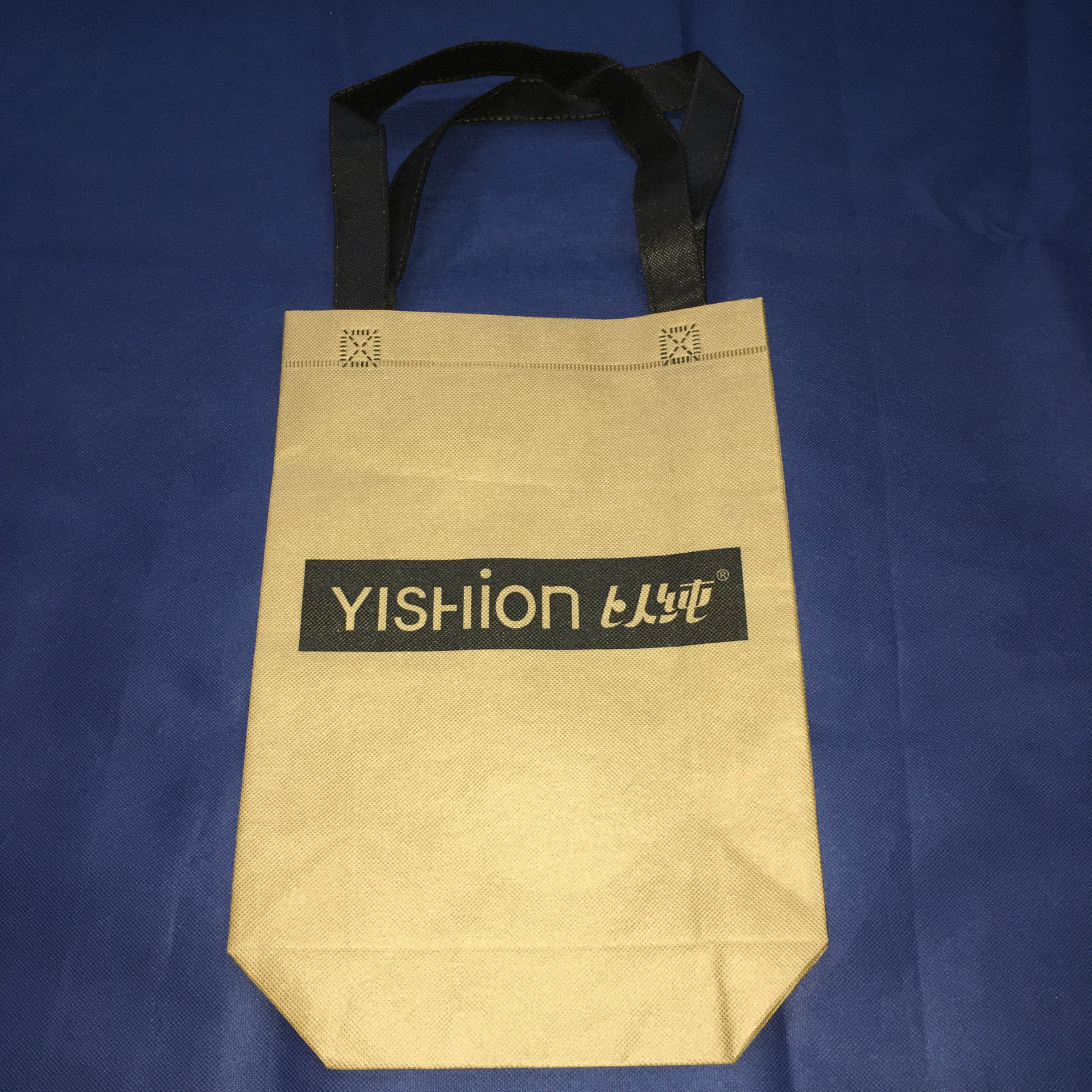 服装无纺布袋厂家生产70克咖啡色面料铜版印刷黑色logo热压服装袋