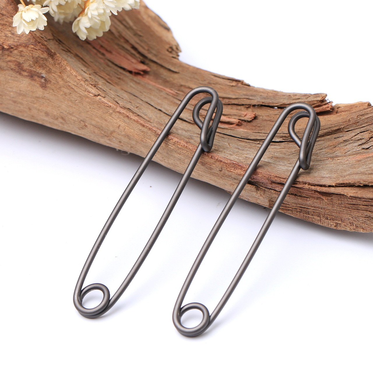 b2-76#日本新式铜线绕形 金属哑光黑枪色胸针 特殊异型别针