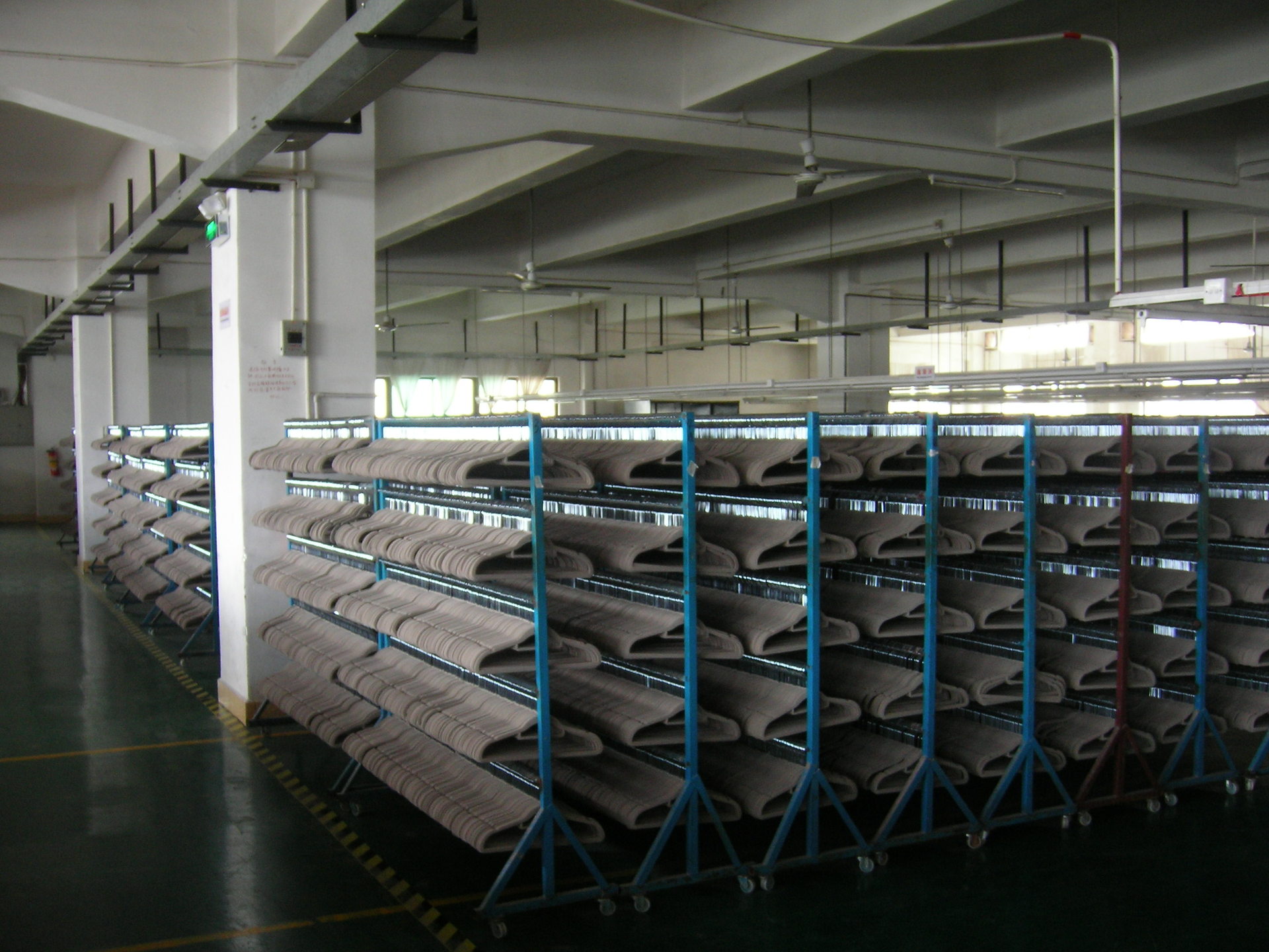 厂家直销优质正品30cm儿童植绒衣架/防滑衣架/热销衣架