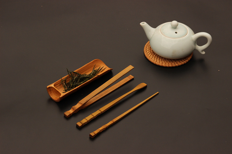 竹制成竹茶具,其竹理纹路优美,大方,更添风雅品味.