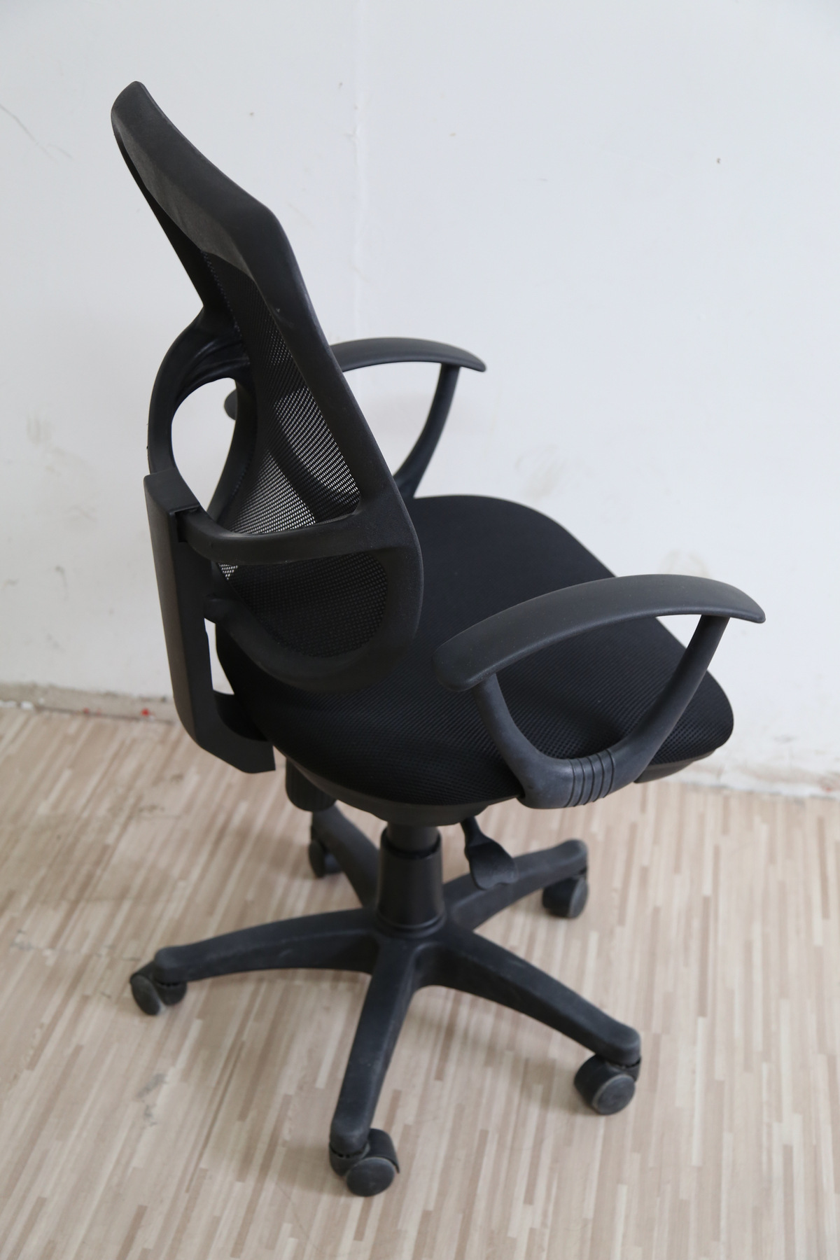 简约舒适网布职员椅 尼龙框架升降旋转办公椅 黑色防爆电脑椅定制