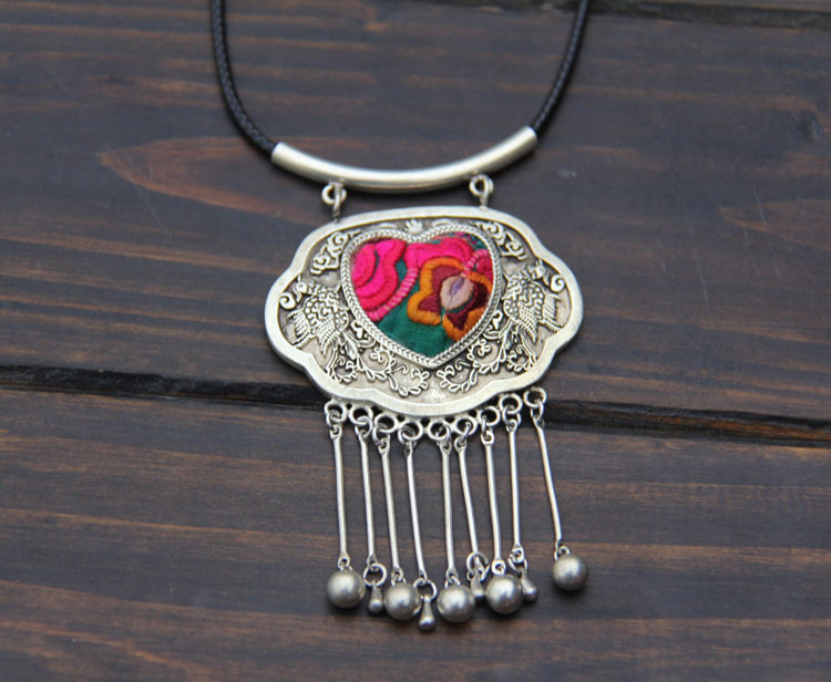 云南少数民族复古饰品批发 新款民族风苗银老绣吊坠手工项链