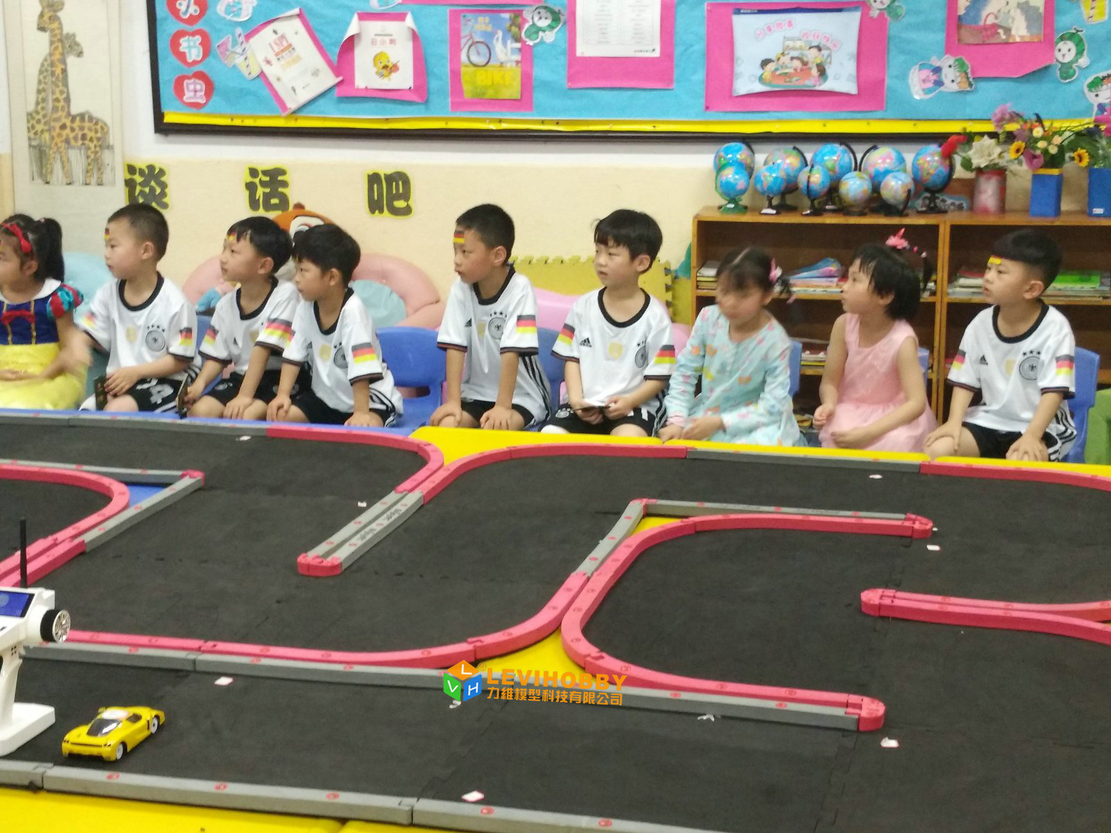 现货遥控车赛道轨道车跑道 易拼装可拆卸12平米