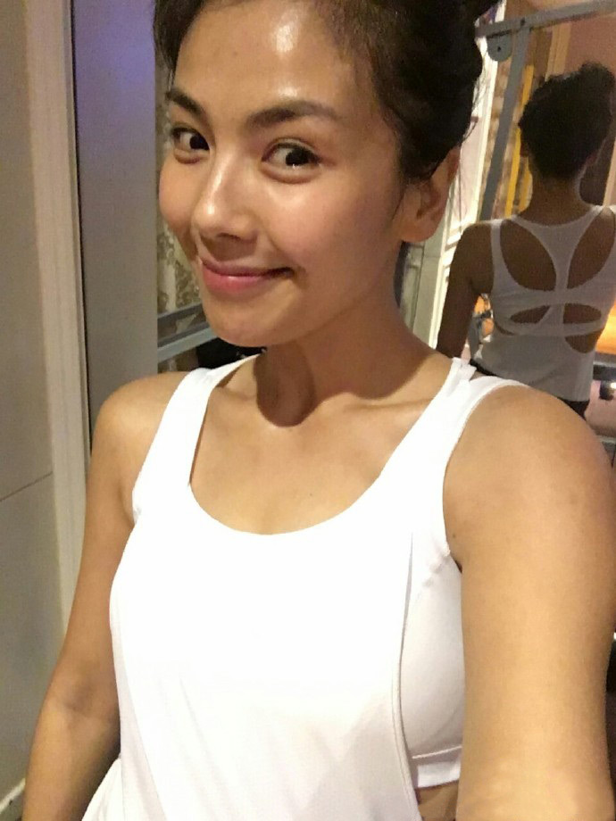 看看咱们的安迪姐,素颜都这么高的颜值,还有这健康的肤色,跟着