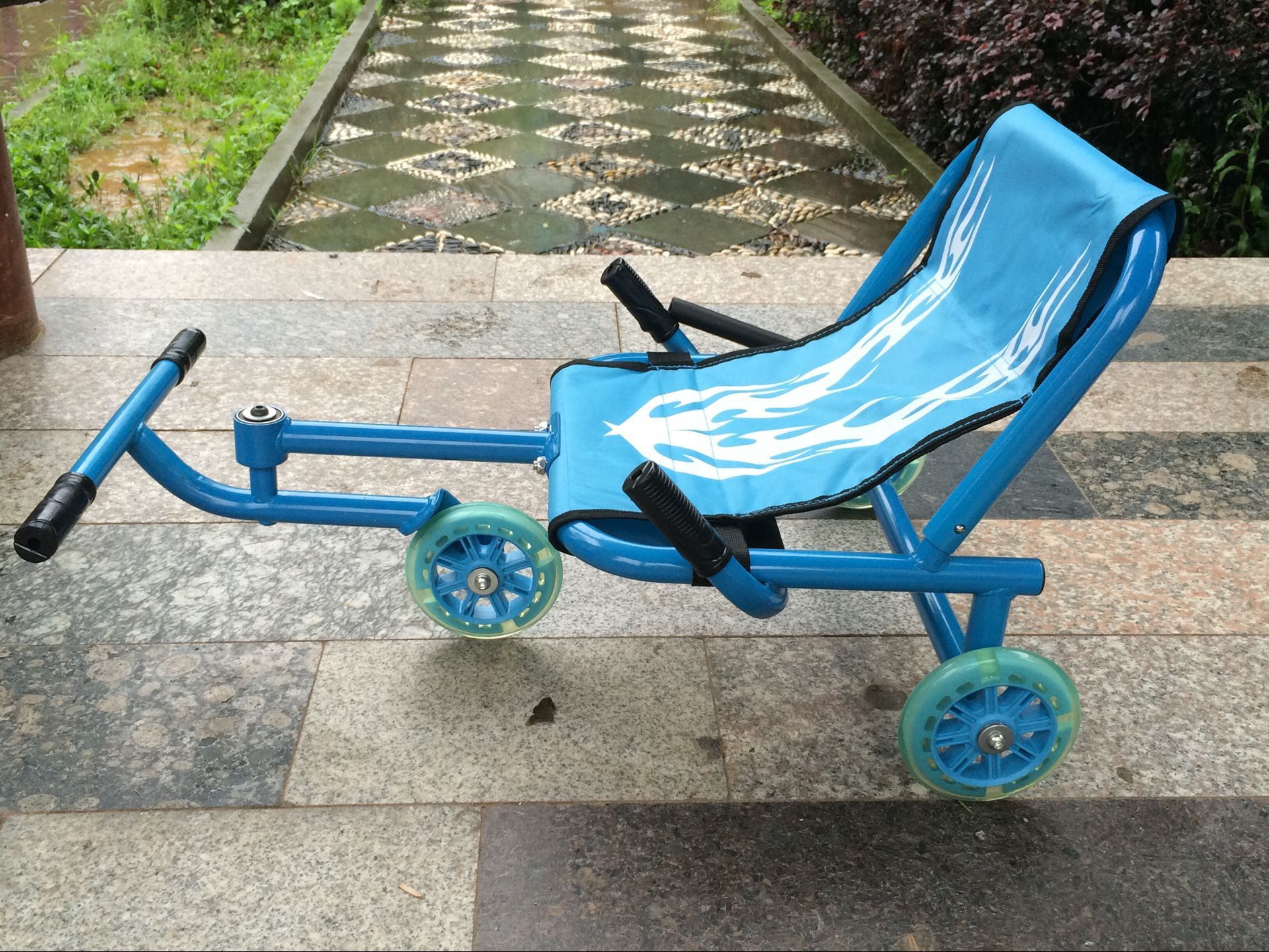 厂家直销溜溜悠悠车蛙式摇摆车三轮脚踏卡丁车脚摆式扭扭车童车