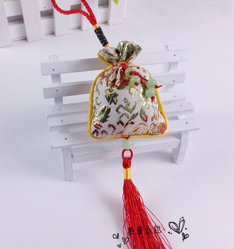 历代皇室贵族悬挂香袋,以示权贵;成人,小孩佩戴之,以示吉祥;挂于室内