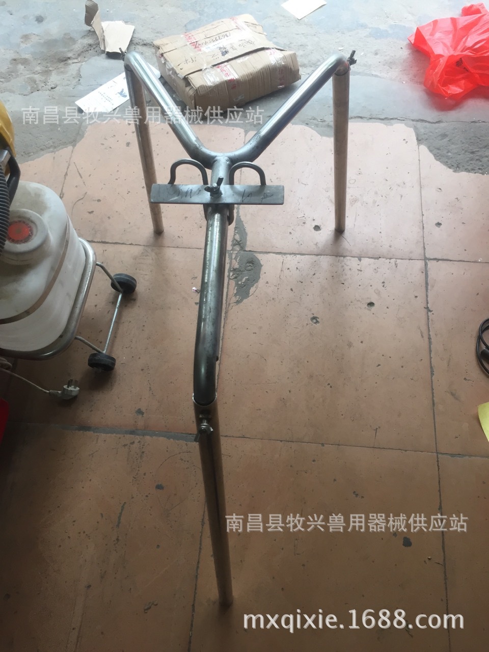 厂家不锈钢阉猪架阉割台阉仔猪器三脚阉猪架三脚阉猪台倒挂阉猪器