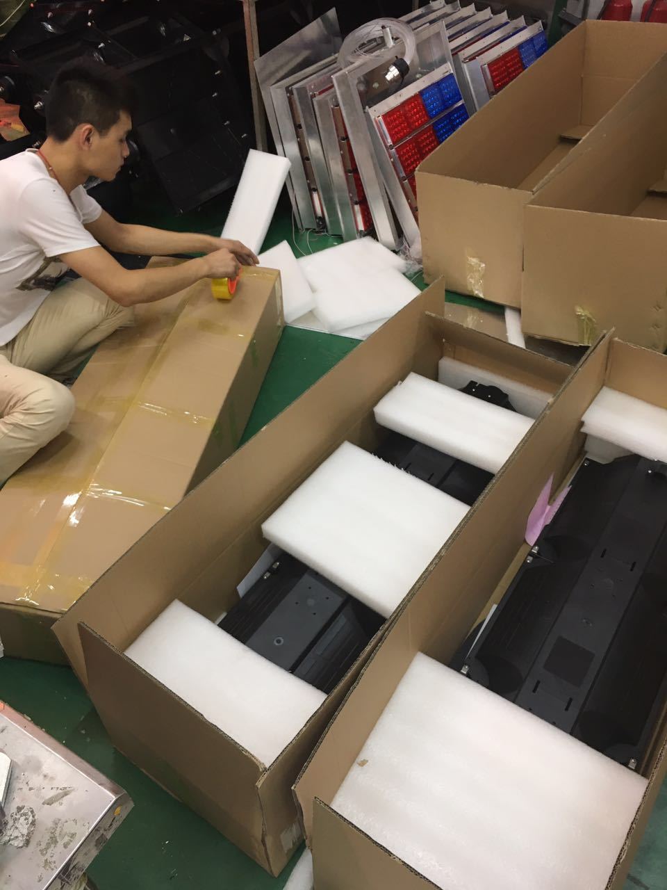 产品打包装箱中