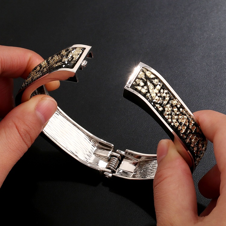 新款创意方形手镯女百搭卡扣手环配饰厂家直销高档合金外贸手饰品