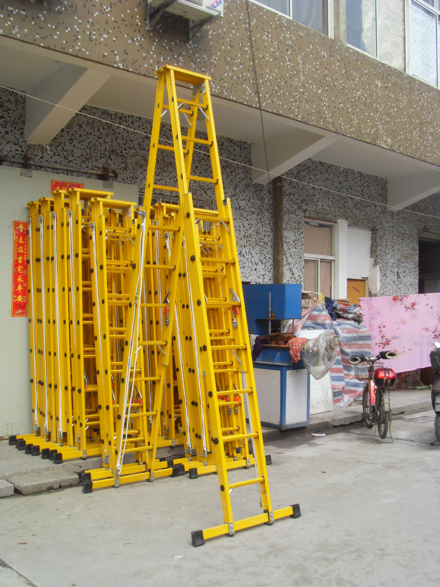 厂家供应防护绝缘双面伸缩梯 实用绝缘人字梯 合页a型升降拉伸梯
